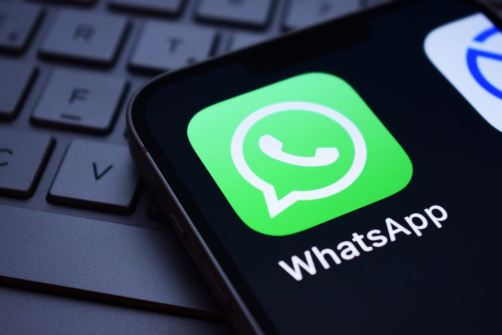 WhatsApp introduce o funcție de eliminare a zgomotului de fond pentru apelurile vocale și video, disponibilă momentan pentru un număr limitat de testeri beta pe Android