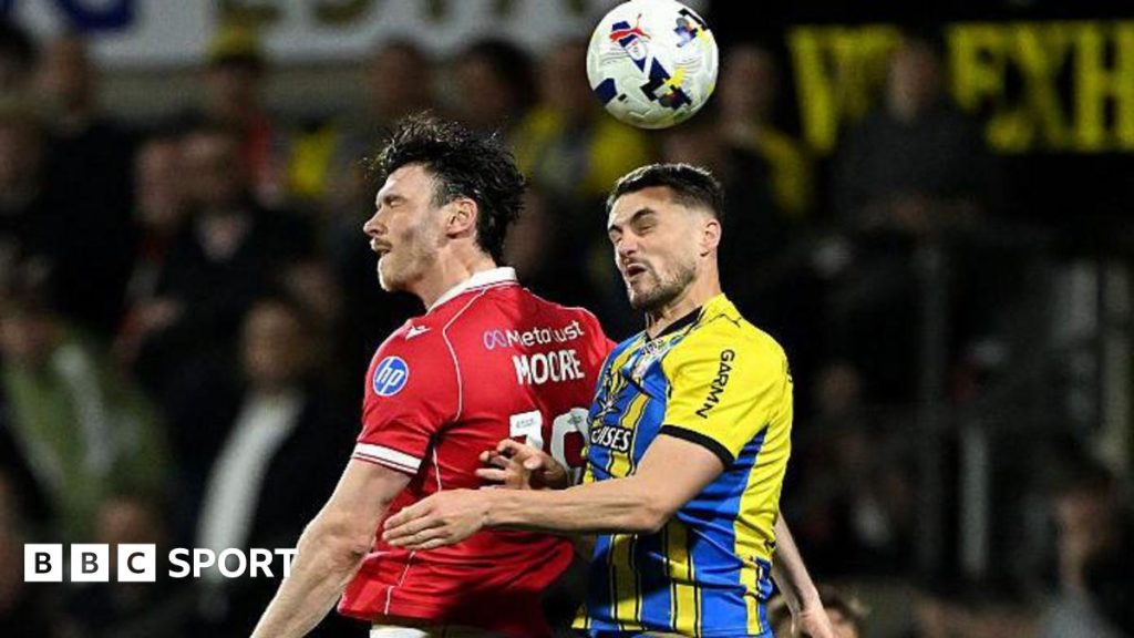 Wrexham, înfrântă de Southampton într-un meci tensionat Echipa de fotbal Wrexham a suferit o înfrângere pe teren propriu în fața celor de la Southampton, scor 1-3