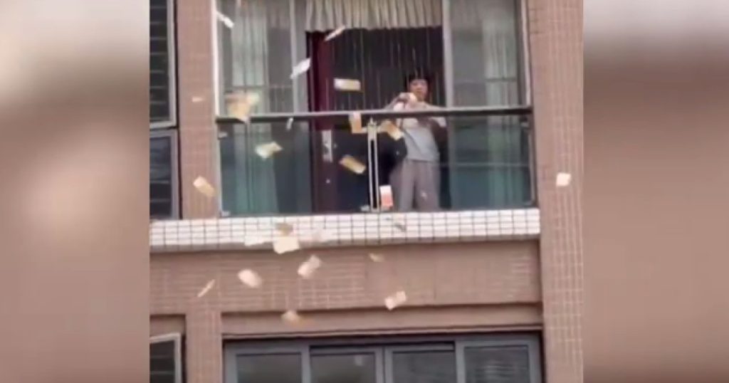 Bani „din cer”: 160.000 dolari aruncați de o chinezoaică. Ce spun autoritățile