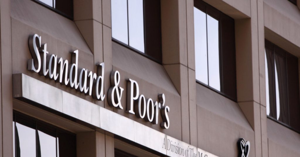 S&P Global Ratings menține ratingul României, dar perspectiva rămâne negativă Agenția de evaluare financiară S&P Global Ratings a confirmat, vineri, ratingurile de credit suveran pe termen lung și scurt ale României la nivelul ”BBB-/A-3”