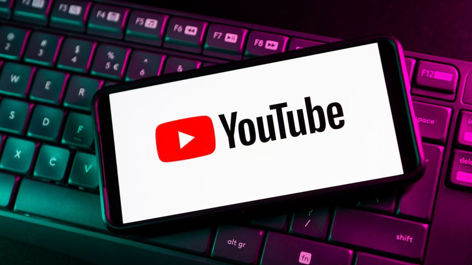 YouTube: De la o simplă idee la arhiva video a planetei YouTube, platforma de partajare video care a schimbat fundamental modul în care consumăm informații și divertisment, a pornit de la o nevoie simplă