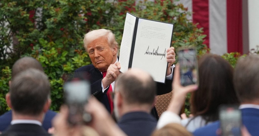 WASHINGTON – Într-o mișcare surpriză care a stârnit deja dezbateri aprinse, fostul președinte american, DONALD Trump, a semnat joi o serie de decrete executive care vizează modificări importante în politica comercială a SUA