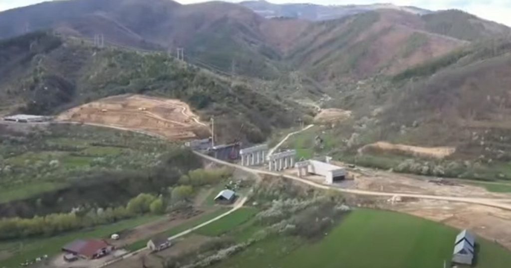 Au început săpăturile pentru încă un tunel pe Autostrada Sibiu-Pitești (A1), a anunțat luni, pe Facebook, Cristian Pistol, directorul general al Companiei Naționale de Administrare a Infrastructurii Rutiere (CNAIR)