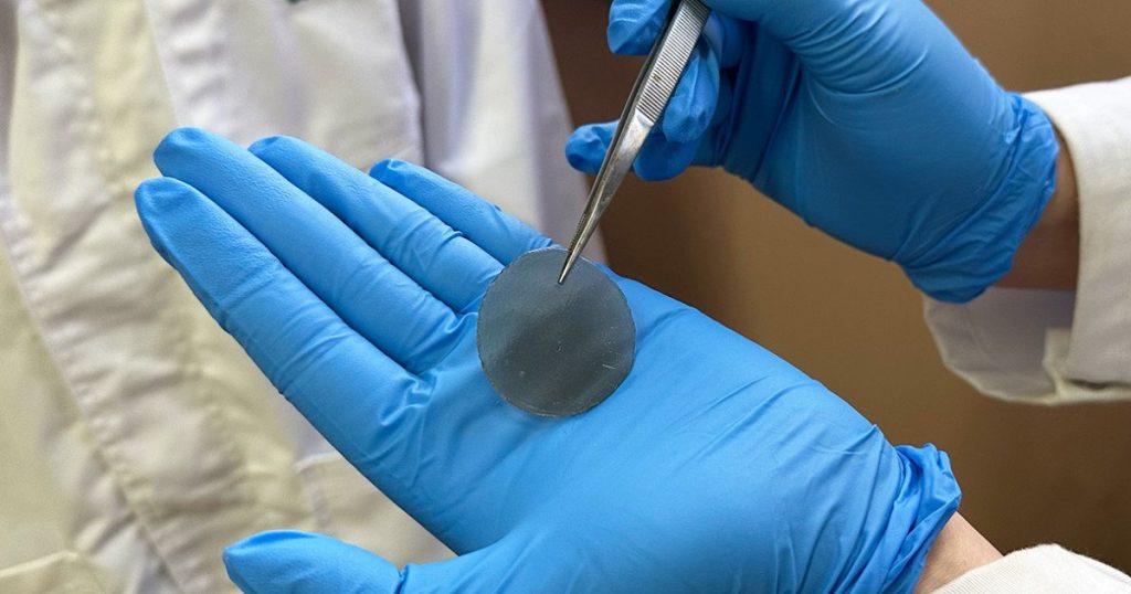 O echipă de cercetători din AUSTRALIA a dezvoltat un pansament „inteligent” care monitorizează și tratează leziunile în timp real, o inovație cu potențialul de a transforma radical modul în care sunt tratate rănile cronice