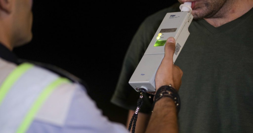 Șofer începător, prins beat cu copii la bord: Whisky și beri, rețeta dezastrului!