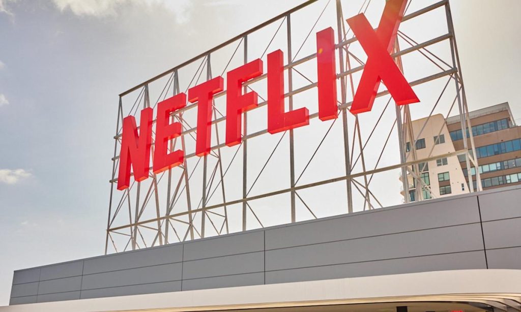 Netflix intră pe terenul de sport: O strategie diferită pentru a concura cu televiziunea tradițională București – Netflix, gigantul streamingului, își extinde tot mai mult prezența în domeniul sporturilor live, dar abordează această piață cu o strategie diferită față de rețelele de televiziune tradiționale