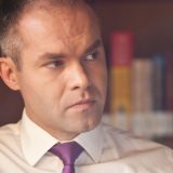 Funeriu, verdict crunt: Manualele din România, bune doar de tricouri