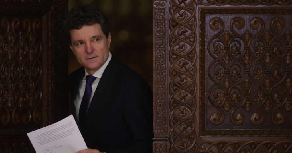 Nicușor Dan, atac la CCR pe legea guvernanței corporative