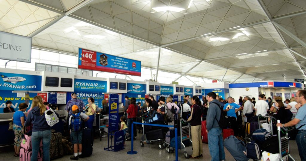 Ryanair închide ghișeele mai repede: De ce face asta compania aeriană