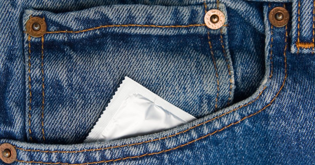 Prezervativele se scumpesc: Războiul din Iran lovește și industria sexului