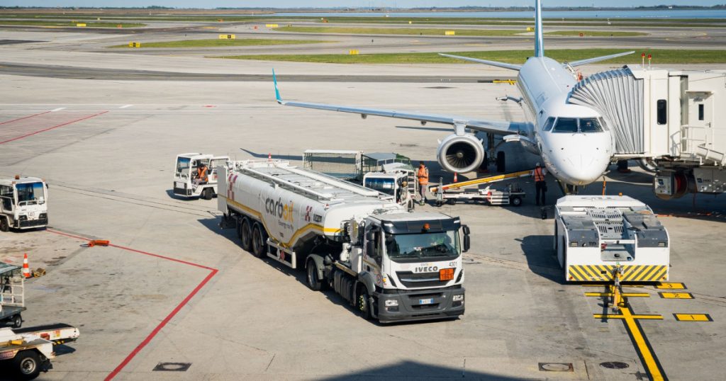 Criză de combustibil: Europa, cu ochii pe vacanțe. Zboruri, în pericol