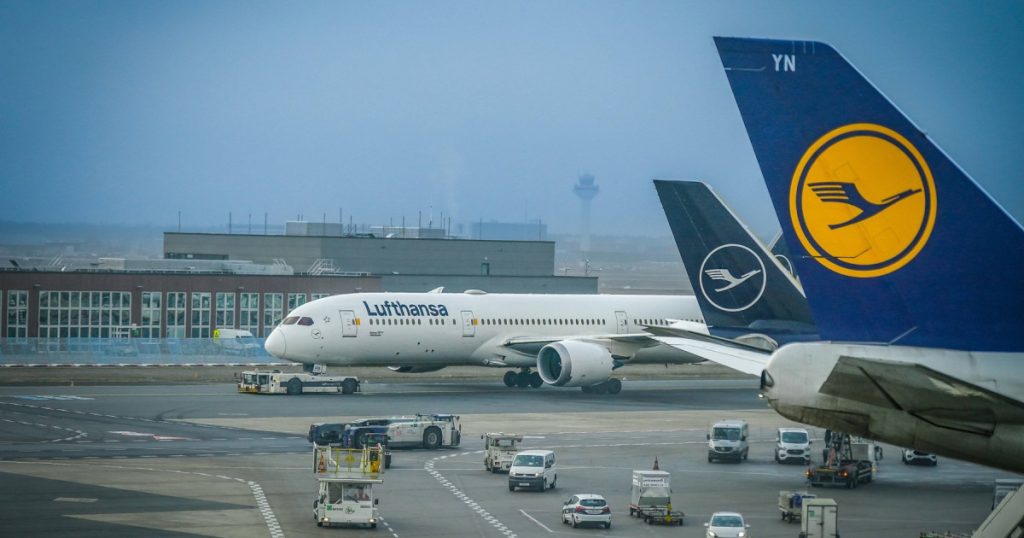 Lufthansa, lovită de scumpiri: 20.000 de zboruri anulate. Ce destinații, în pericol
