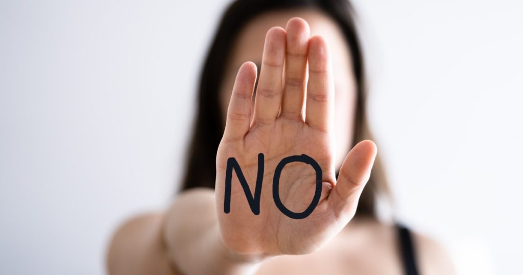 Hărțuirea sexuală, sancționată și în afara muncii: CES dă aviz favorabil