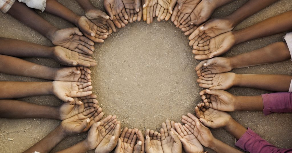 Români cu inimi mari: Cum au salvat orfanii din Tanzania cu „părinți” în fiecare casă