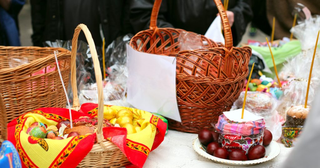 Ce alimente se dau de Paște: Lista de pomană și mesele de Înviere