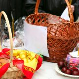 Ce alimente se dau de Paște: Lista de pomană și mesele de Înviere