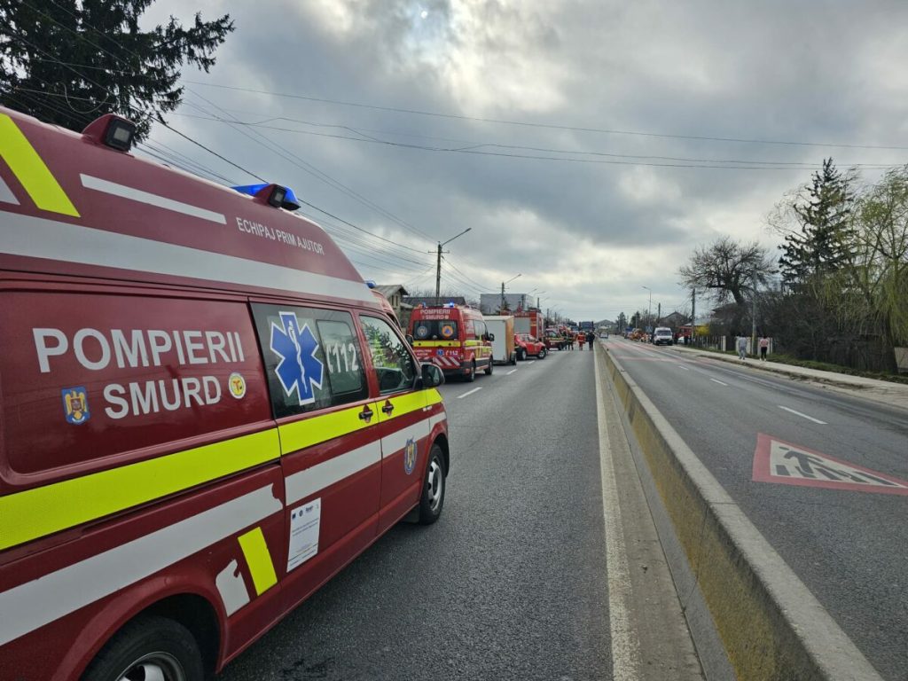 Microbuz cu copii, implicat într-un accident în Mureș