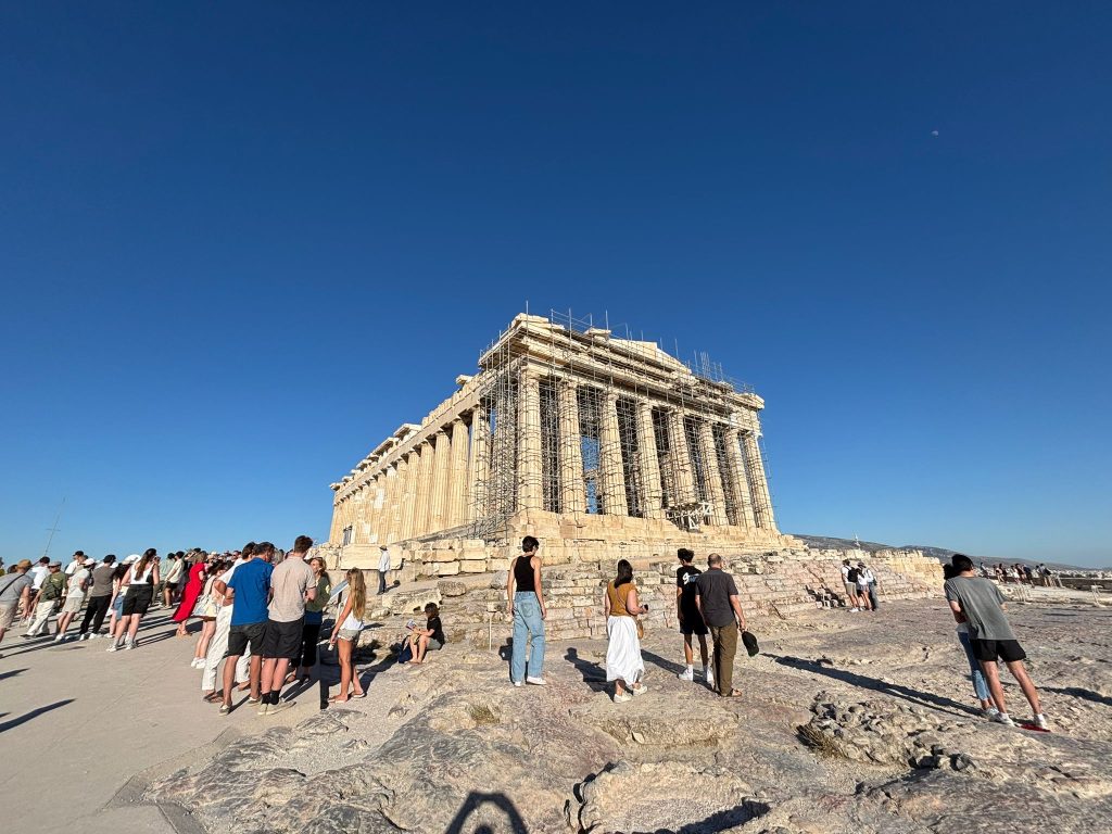 Grecia, cu reguli noi pentru femei: Amenzi usturătoare în sezonul estival