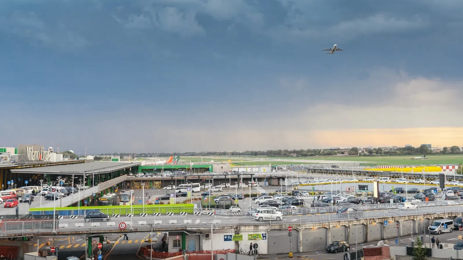 Haos pe Aeroportul Milano: Zeci de pasageri blocați, unii au leșinat