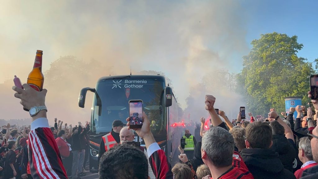 Pyro-spectacol pentru Leverkusen înaintea duelului cu Bayern din Cupa
