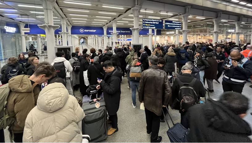 Cozi infernale la aeroport: EES blochează pasagerii, avioane goale