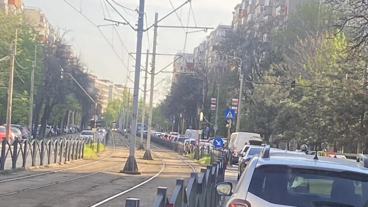 București: Haos în trafic, după noua bandă unică pentru autobuze. Șoferii, revoltați online