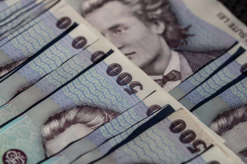 Ajutorul de deces: Cine beneficiază și cum poate fi accesat Românii care se confruntă cu pierderea unei persoane dragi pot beneficia de un ajutor de deces, o sumă de bani menită să acopere o parte din costurile înmormântării