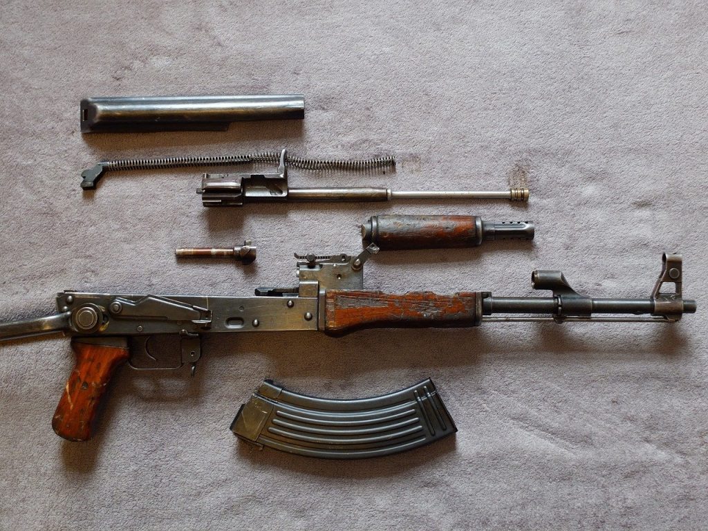 Șefi de Companie de Armament, Trimiși în Judecată pentru Nereguli Grave București – Șefii unei companii care importă armament și muniție pentru Armată și Ministerul Afacerilor Interne au fost trimiși în judecată de Parchetul General