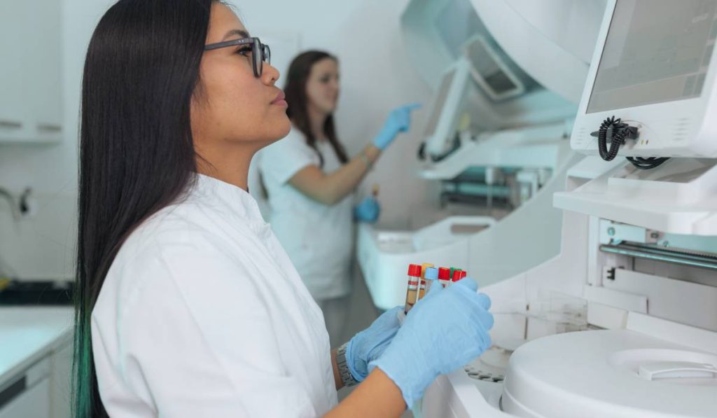 Analiză URGENTĂ pentru românii născuți înainte de 1975: Boală gravă, riscuri mari