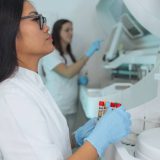 Analiză URGENTĂ pentru românii născuți înainte de 1975: Boală gravă, riscuri mari