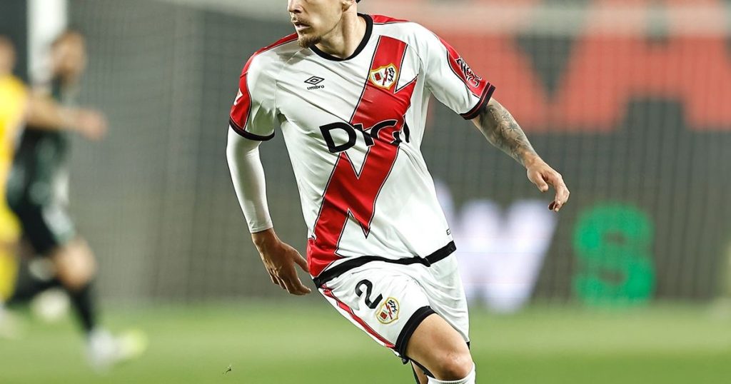 ANDREI RAȚIU, INCERT PENTRU MECIUL CU AEK ATENA Andrei Rațiu, fundașul român al echipei Rayo Vallecano, se confruntă cu probleme medicale și este incert pentru meciul din Conference League împotriva formației AEK Atena