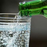 Apa minerală, suspectă de cancer de colon: Adevărul despre ce bem?