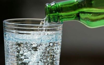 Apa minerală, suspectă de cancer de colon: Adevărul despre ce bem?