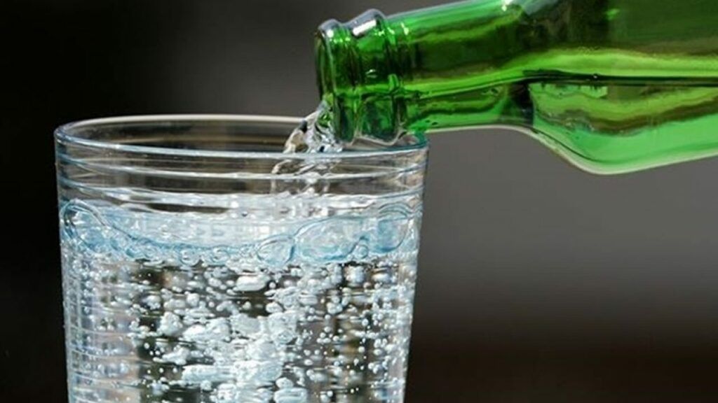 Apa minerală, suspectă de cancer de colon: Adevărul despre ce bem?