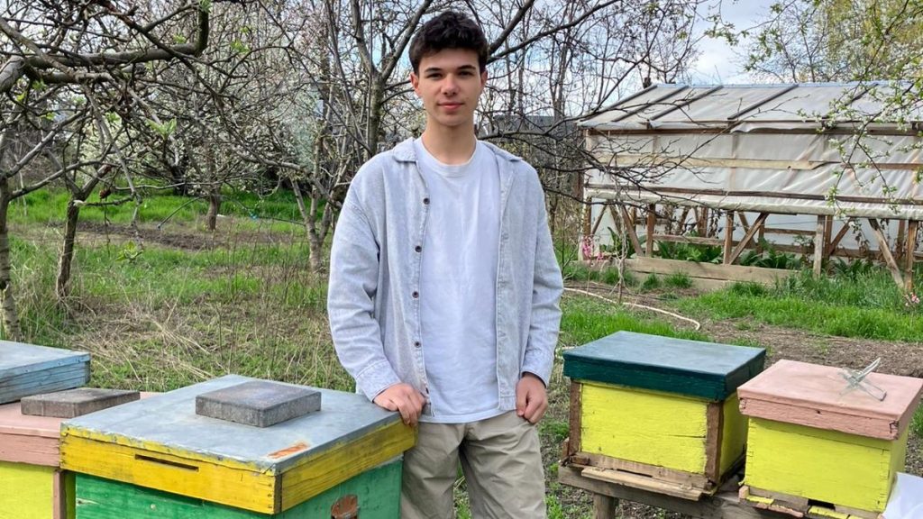 Codrin, elevul din Iași care a cucerit lumea cu stupina „smart”