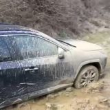 Jandarmii, eroii GPS-ului: Au salvat o familie blocată în noroi