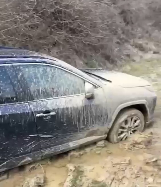 Jandarmii, eroii GPS-ului: Au salvat o familie blocată în noroi