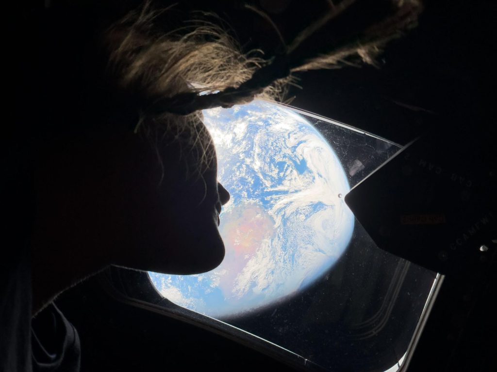 Astronauții Artemis 2 au pornit într-o călătorie istorică spre Lună, oferind omenirii imagini spectaculoase și speranța unei noi ere a explorării spațiale