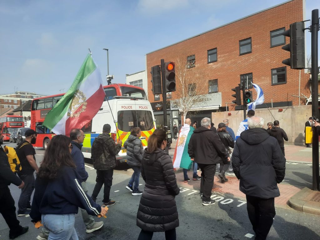 Trei tineri arestați în legătură cu incendierea ambulanțelor din Londra Trei tineri cu vârste cuprinse între 17 și 20 de ani au fost arestați miercuri în urma unui atac care a dus la incendierea a patru ambulanțe ale unei organizații medicale evreiești din Londra