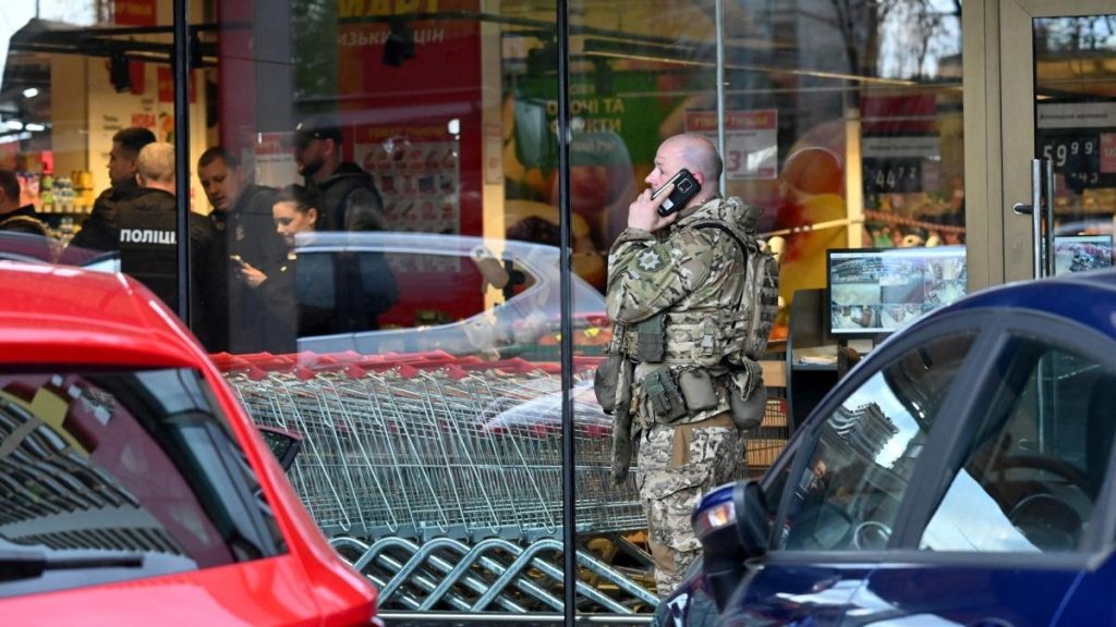 Masacru la Kiev: Atac armat într-un supermarket, șase morți, atacatorul ucis