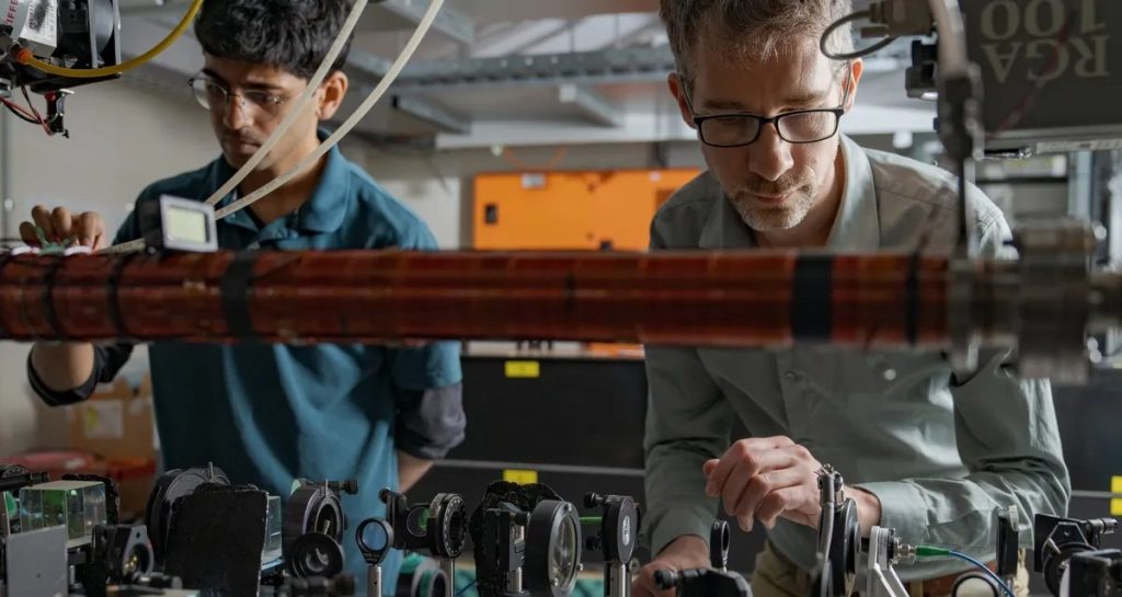 Fizicienii au „capturat” entanglementul în mișcarea atomilor: o descoperire cu potențial major Într-un experiment recent, cercetătorii au reușit să observe fenomenul de entanglement cuantic în mișcarea atomilor