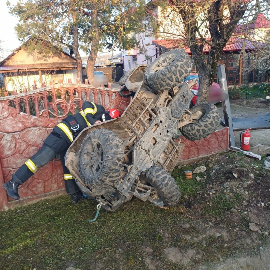 Accident grav de Paște: ATV răsturnat, a ajuns pe gard