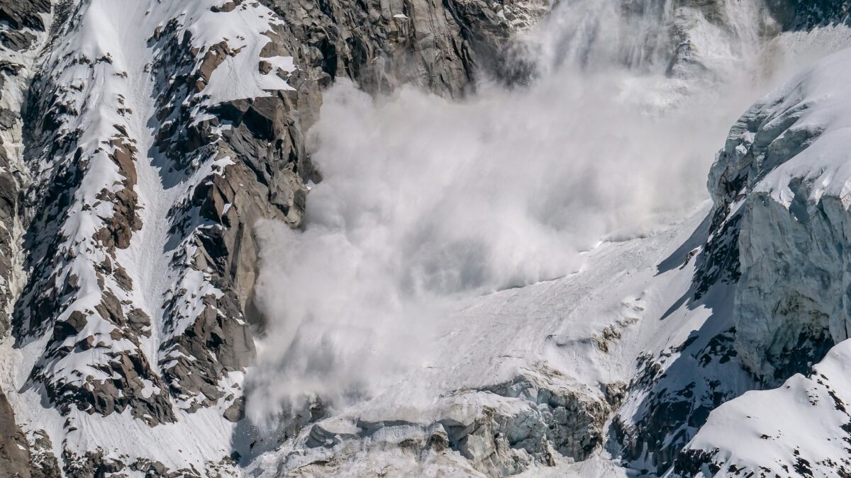 Avalanșe periculoase la munte: ANM avertizează schiorii și turiștii din România