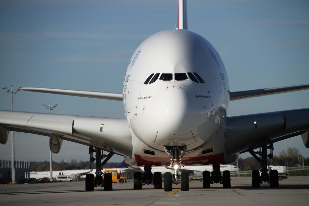 Avion cu paturi suprapuse ca pe șantier: Zboruri low-cost, experiențe noi