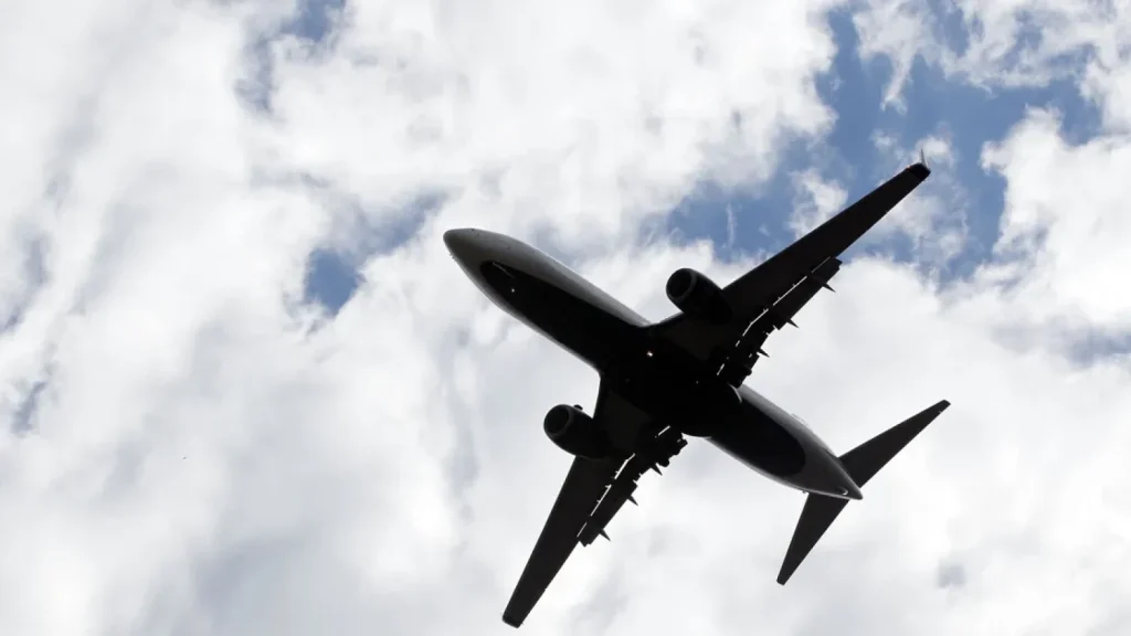 Criza cherosenului lovește Europa: Bilete mai scumpe, aeroporturi pustii