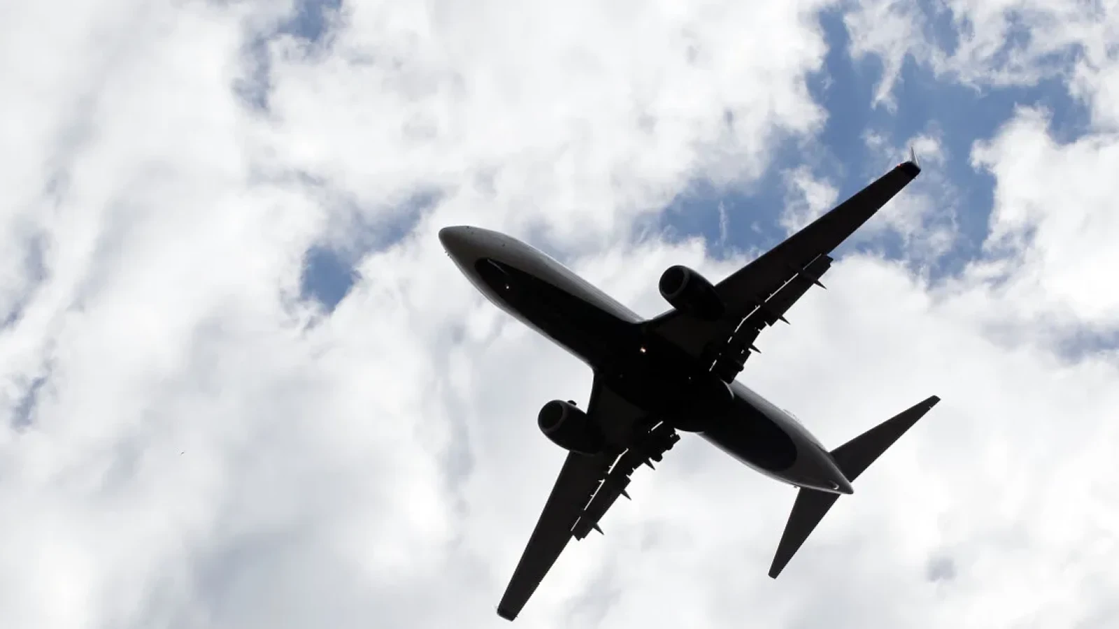 Criza cherosenului lovește Europa: Bilete mai scumpe, aeroporturi pustii