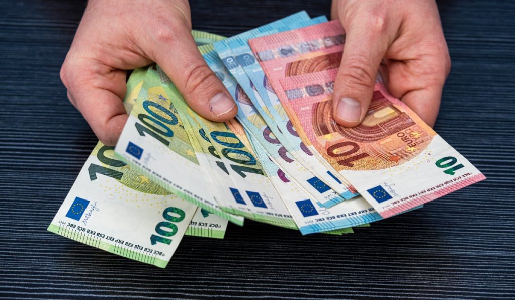 ȘOC în TVR: 60+ angajați în Austria, cu salarii de 170.000+ euro pe an! Cât câștigă șefii?