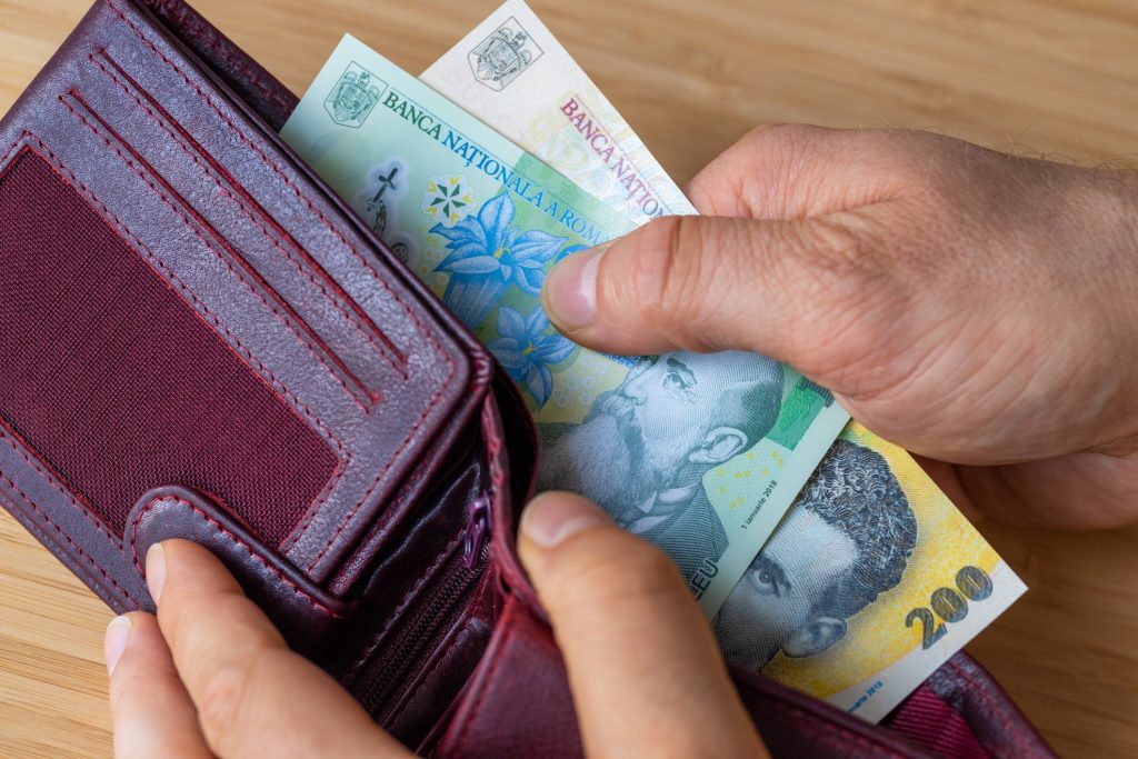 Consiliul Concurenței avertizează: Companiile, atente la majorările artificiale de prețuri În contextul economic internațional dificil, Consiliul Concurenței monitorizează atent piața și avertizează companiile să nu profite de situație pentru a majora artificial prețurile