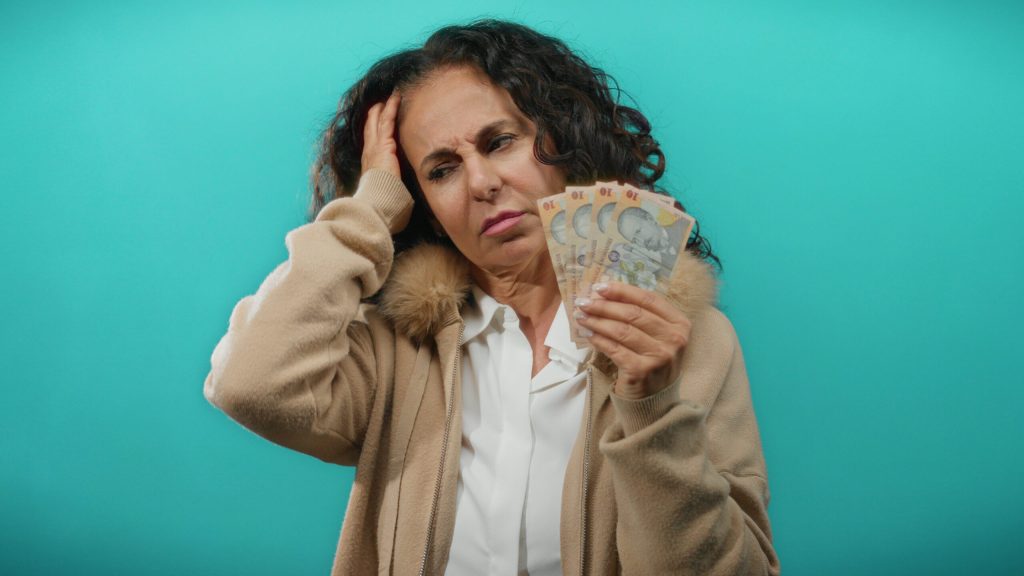 Taxă-șoc pentru turiști: Românii plătesc în plus, cu vacanța deja achitată