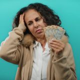 Taxă-șoc pentru turiști: Românii plătesc în plus, cu vacanța deja achitată